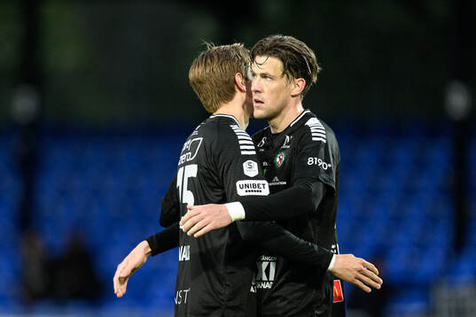 Örebros Lowe Astvald och John Stenberg jublar