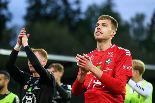Örebros målvakt Jakub Ojrzynski jublar