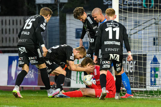 Örebros målvakt Jakub Ojrzynski jublar