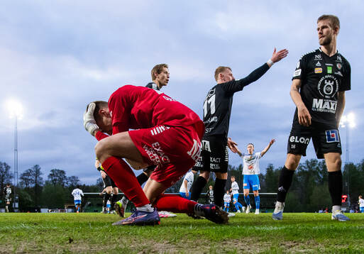 Örebros målvakt Jakub Ojrzynski tar sig mot huvudet