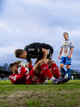 Örebros målvakt Jakub Ojrzynski och Lowe Astvald jublar