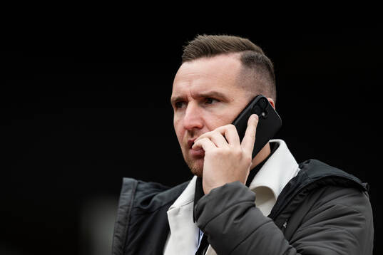Örebros sportchef Enes Ahmetovic pratar i telefon