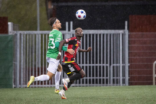 Brages Felix Hörberg och Östersunds Assiedou Yannick