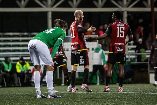 Östersunds Curtis Edwards och Sunday Anyanwu jublar