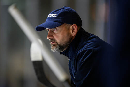 Assistant coach Anders Sörensen of Sweden at a practice