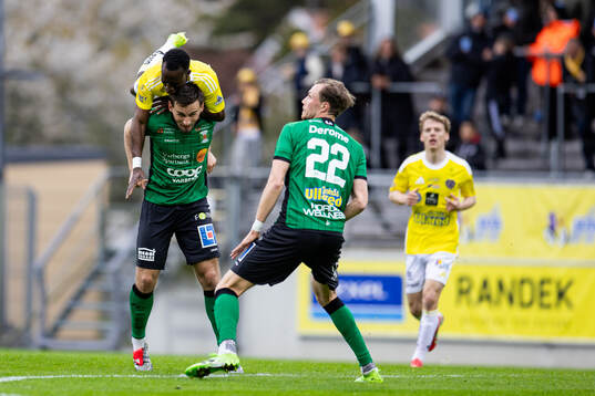 Varbergs Erion Sadiku och Falkenbergs Wanbe Godwin Aguda