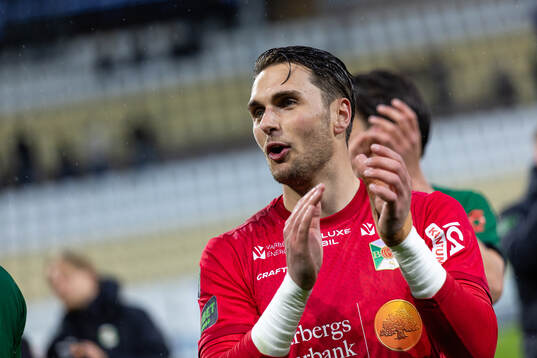 Varbergs målvakt Oscar Ekman jublar