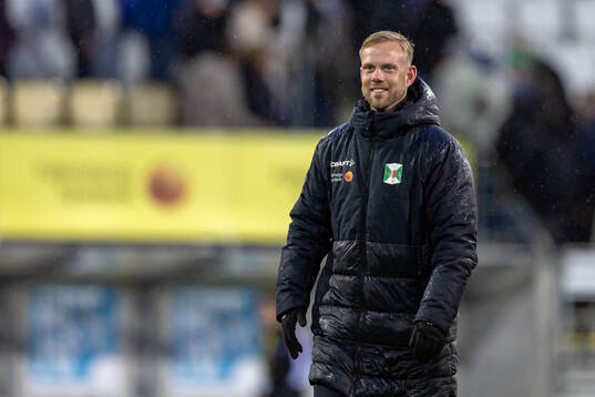Varbergs tränare Victor Salwén jublar