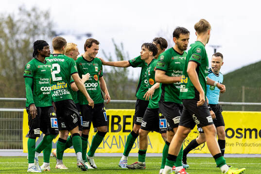 Varbergs Albin Winbo jublar med laget