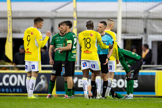Falkenbergs Lassina Sangaré och Domare Jasmin Svraka