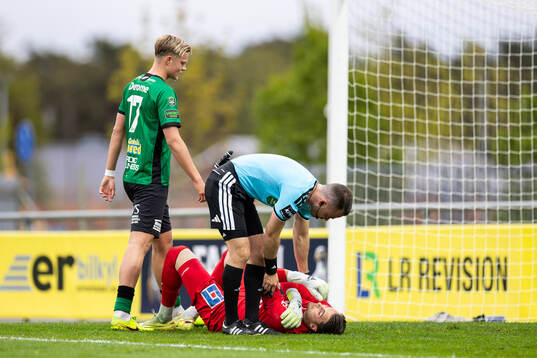 Varbergs målvakt Oscar Ekman har ont