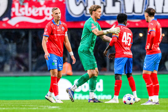 Helsingborgs målvakt Johan Brattberg och Daouda Amadou