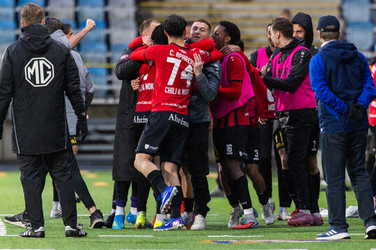 Nordic Uniteds spelare och tränare Steven Younan  jublar