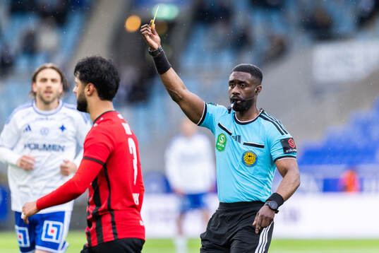 Domare Fredrik Oppong delar ut gult kort till Nordic