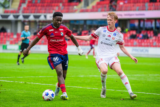 Östers Raymond Adjei och Sandvikens Fabian Andersson