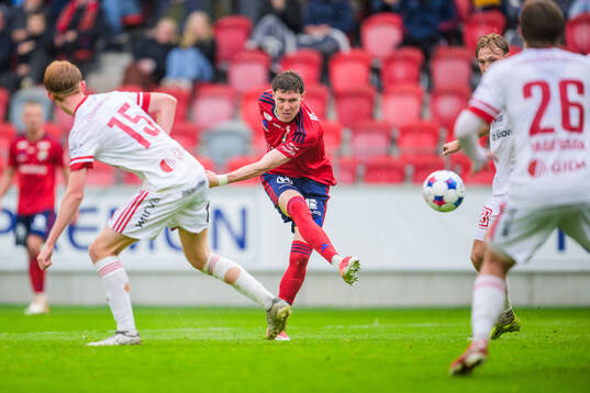 Sandvikens Fabian Andersson och Östers Samuel Burakowsky