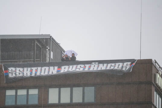 Supportrar på ett tak bredvid Spiris Arena