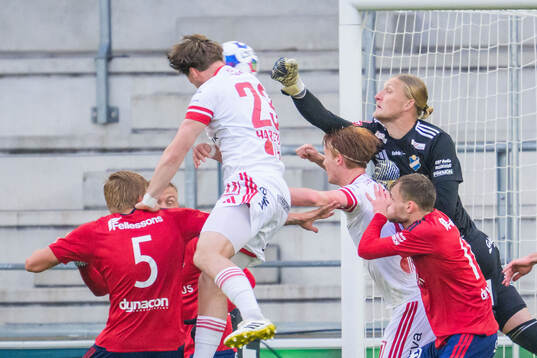 Sandvikens Kasper Harletun och Östers målvakt Carl