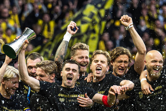 Mjällbys Jesper Gustavsson jublar med pokalen och