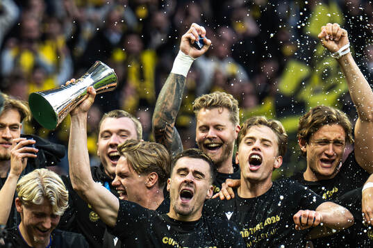 Mjällbys Jesper Gustavsson jublar med pokalen och