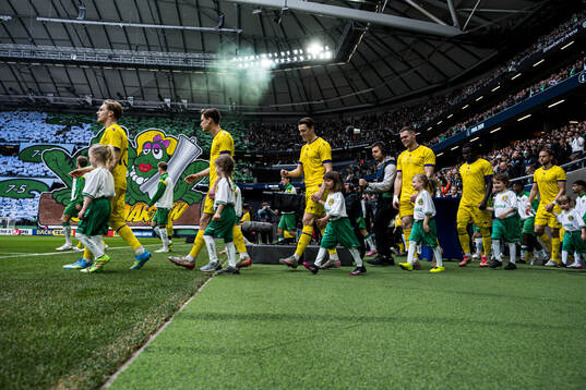 Mjällbys spelare går in på plan