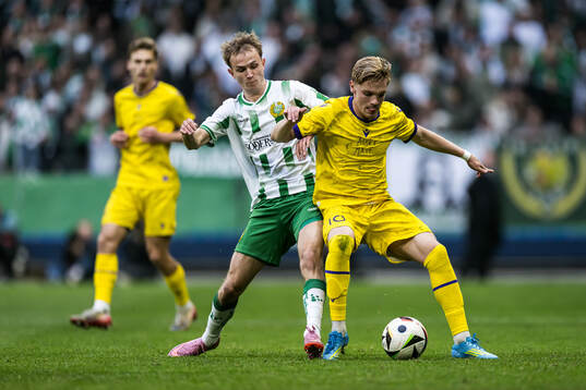 Hammarbys Victor Stange Lind och Mjällbys Jeppe Kjaer