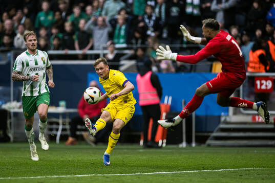 Mjällbys Aki Samuelsen och Hammarbys målvakt Warner Hahn