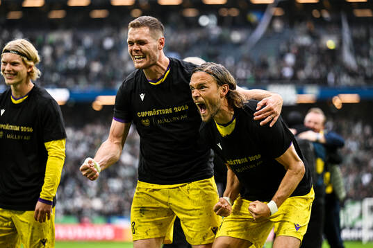 Mjällbys Jacob Bergström och Tom Pettersson jublar