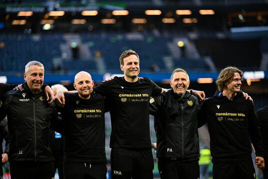 Mjällbys tränare Karl Marius Aksum jublar