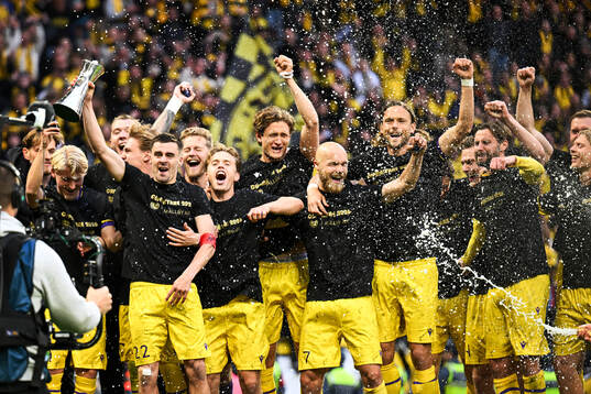 Mjällbys spelare vinner finalen i Svenska Cupen mellan
