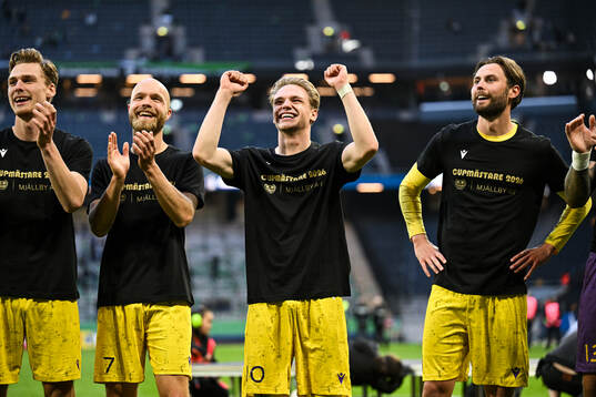 Mjällbys Viktor Gustafson, Jeppe Kjaer och Axel Norén