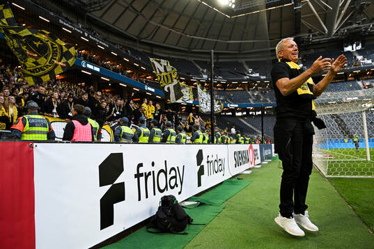 Mjällbys sportchef Hasse Larsson jublar