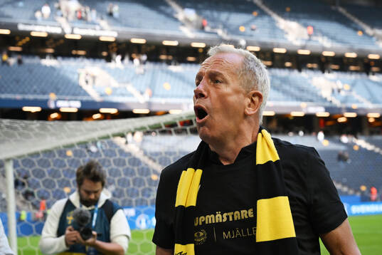 Mjällbys sportchef Hasse Larsson jublar