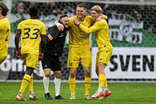 Mjällbys Jacob Bergström och Bork Bang Kittilsen jublar