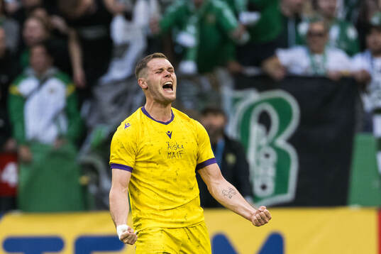 Mjällbys Jacob Bergström jublar