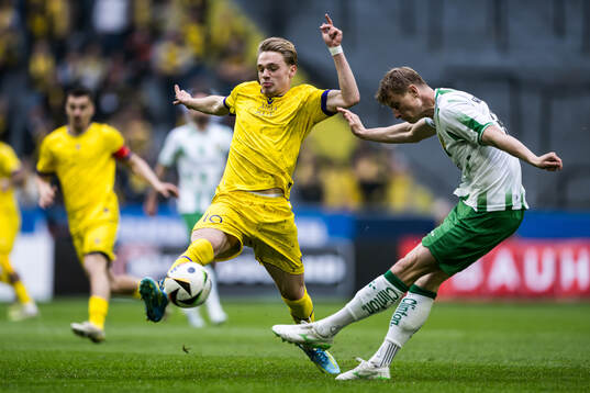 Mjällbys Jeppe Kjaer och Hammarbys Frederik Winther