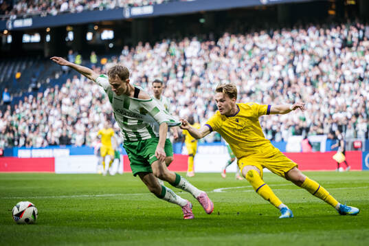 Hammarbys Victor Stange Lind och Mjällbys Jeppe Kjaer