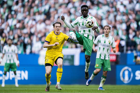 Mjällbys Elliot Stroud och Hammarbys Ibrahima Breze Fofana