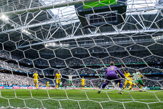 Hammarbys Paulos Abraham gör 1-1 på Mjällbys målvakt