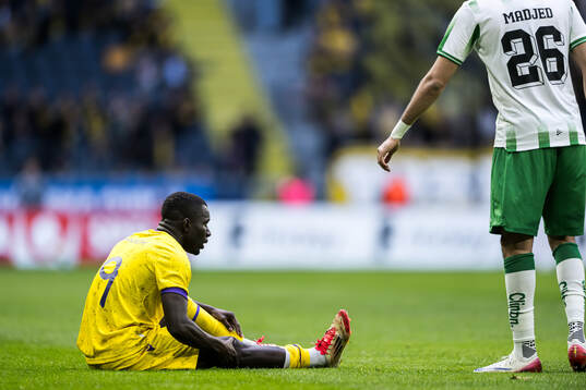 Mjällbys Abdoulie Manneh har ont