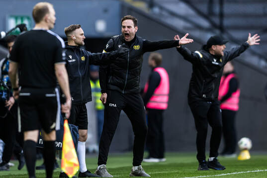 Mjällbys tränare Karl Marius Aksum reagerar