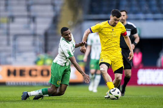 Hammarbys Paulos Abraham och Mjällbys Jesper Gustavsson