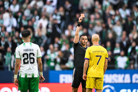 Mjällbys Viktor Gustafson får rött kort