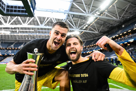 Mjällbys Jesper Gustavsson och Axel Norén jublar