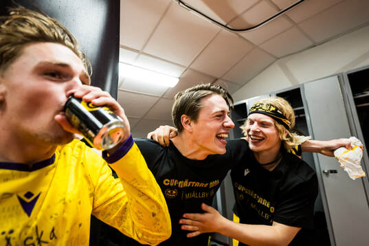 Mjällbys Elliot Stroud jublar