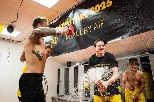 Mjällbys Elliot Stroud jublar