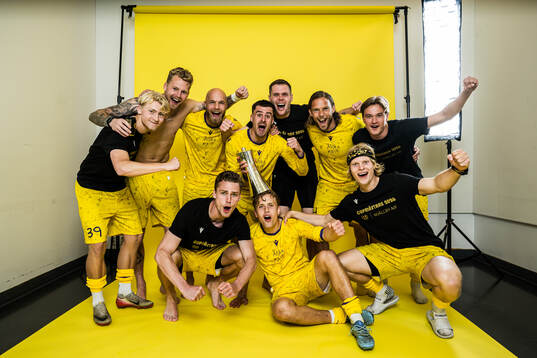 Mjällbys spelare jublar med pokalen