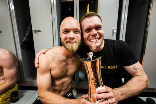 Mjällbys Viktor Gustafson och Jacob Bergström firar