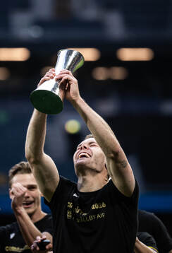 Mjällbys Jacob Bergström jublar med pokalen