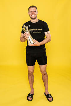 Mjällbys Jacob Bergström jublar med pokalen
